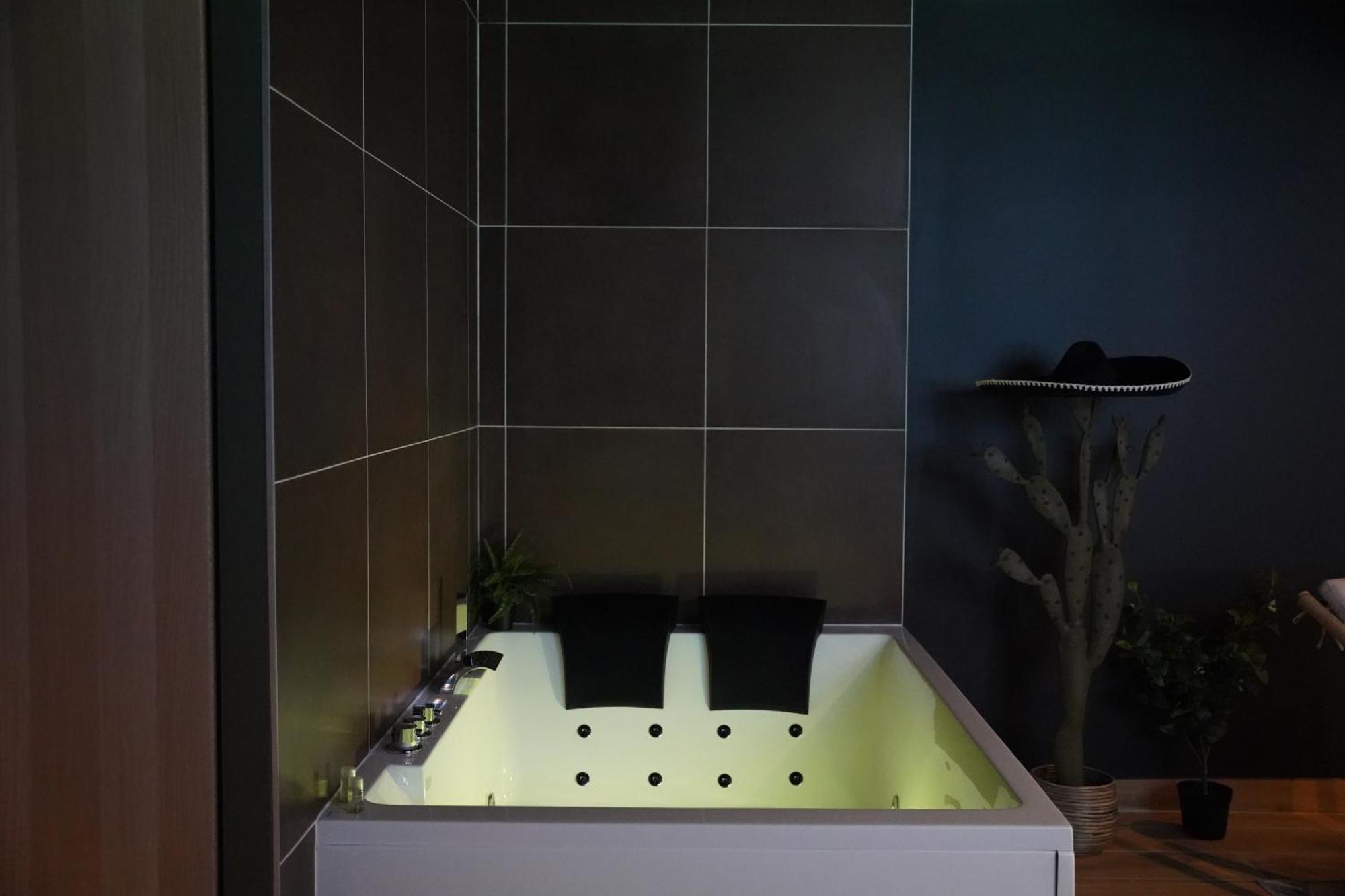 Junglia Suite - Spa & Cine Bourg-en-Bresse Luaran gambar